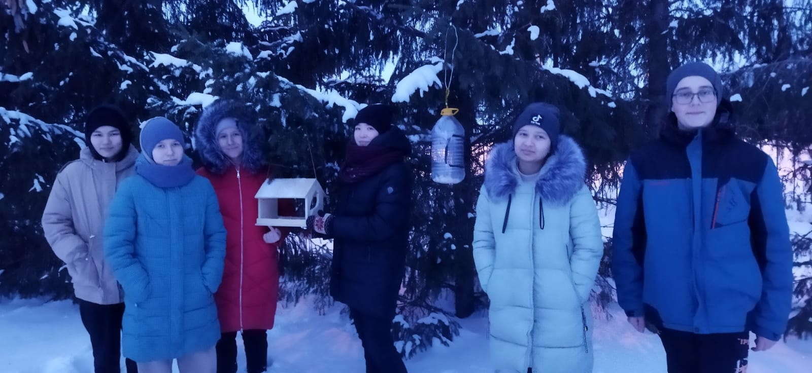 Покормите птиц зимой: Башкирская гимназия с. Мраково присоединилась к акции по подкормке птиц