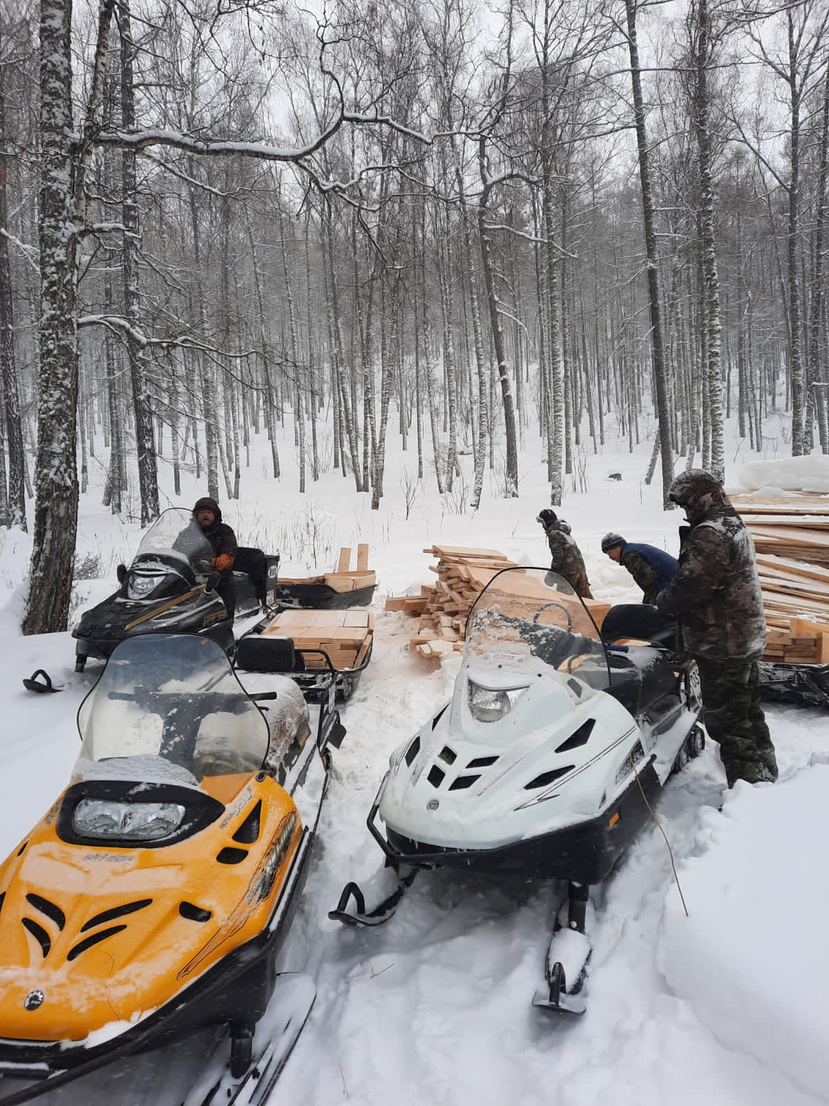 В Белорецком районе продолжается работа по обустройству деревянных троп